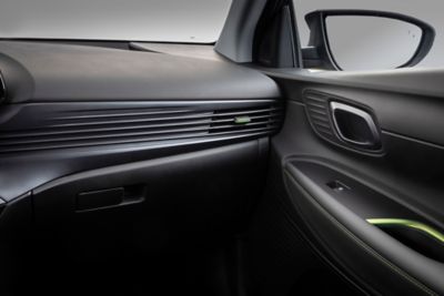Deska rozdzielcza nowego Hyundaia i20 z nowymi poziomymi łopatkami i odpowietrznikami powietrza po stronie pasażera.