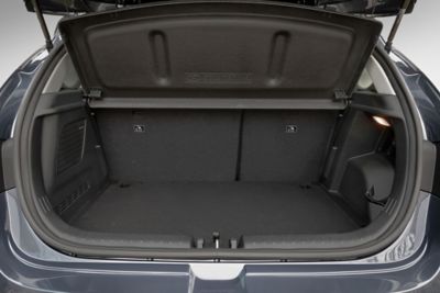 Pohled zblízka na zavazadlový prostor nového vozu Hyundai i20