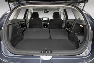 Gros plan du coffre de la Hyundai i20 avec les sièges arrière rabattus.