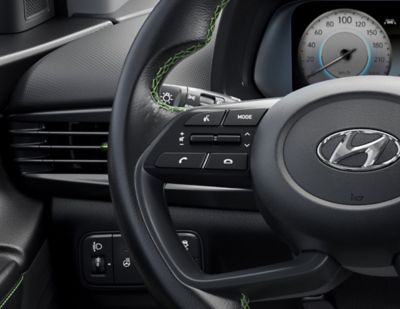 De VRVC-spraakherkenning knop aan het stuur van de Hyundai i20.
