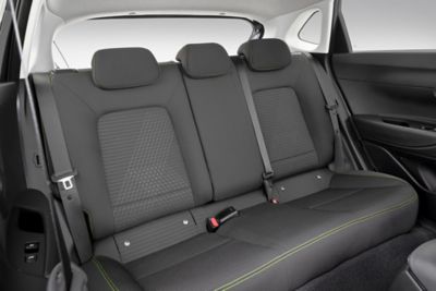Wysokiej jakości tapicerowane tylne siedzenia w Hyundaiu i20.