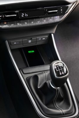 La consola central de un nuevo Hyundai i20, vista del lado del conductor