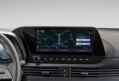 Vista en detalle de la pantalla táctil de 10,25” con sistema de navegación inteligente del nuevo Hyundai i20