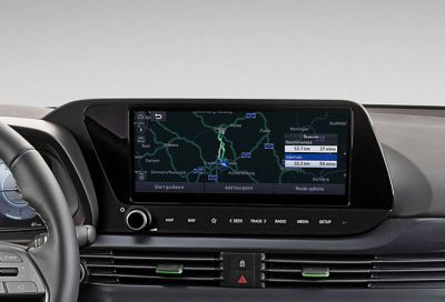 Zbliżenie ekranu dotykowego Hyundai i20 10,25" AVN z systemem nawigacji na ekranie.