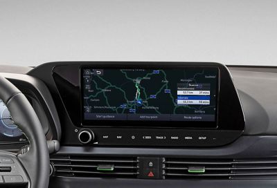 Gros plan sur l'écran tactile AVN 10,25" de la Hyundai i20 avec le système de navigation à l'écran.