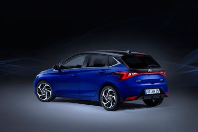 Zbliżenie na tylne światła nowego Hyundaia i20  z widocznym logo Hyundai.