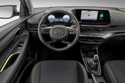 Zbliżenie na kierownicę w nowym Hyundaiu i20 i 10.25-calowy ekran dotykowy.
