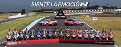 Imagen de todas las motos frente al coche de seguridad oficial Hyundai i30 Fastback N.