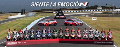 Imagen de todas las motos frente al coche de seguridad oficial Hyundai i30 Fastback N.