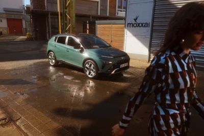 Nuova BAYON parcheggiata con ragazza che cammina