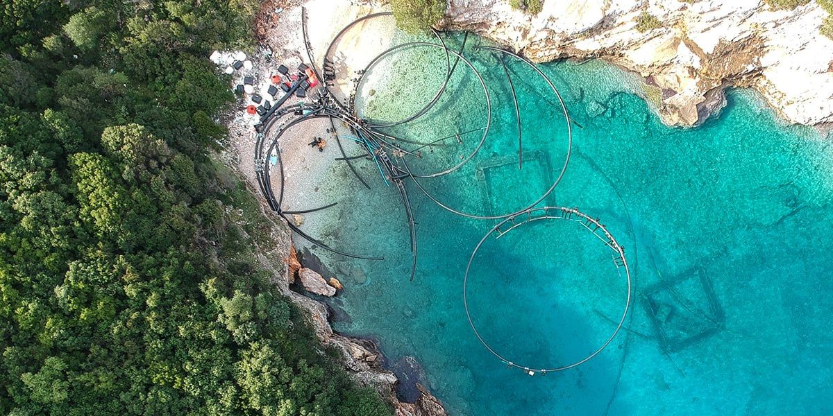 Eine Bucht in Griechenland vor der Säuberungsaktion durch Healthy Seas.