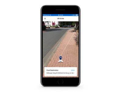 Nærbilde av Hyundai Bluelink-appen med funksjonen Navigasjon til døren med utvidet virkelighet. Foto.