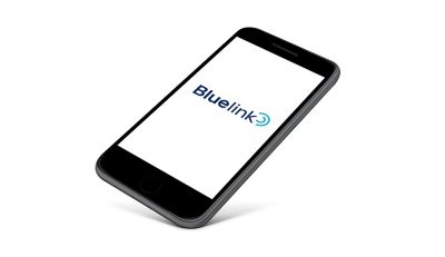 Smartphone mit Logo der Hyundai Bluelink Telematikdienste auf dem Display.