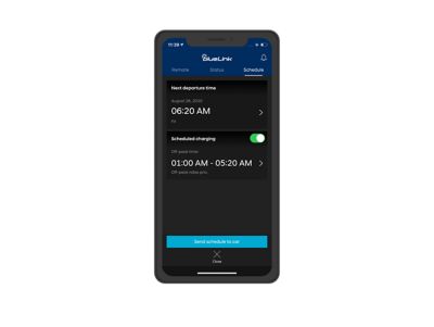Widok ekranu smartfona z aplikacją Hyundai Bluelink® używaną do określenia harmonogramu ładowania.