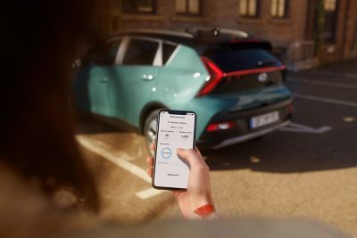 Podłączenie telefonu do systemu multimediów samochodu, aby korzystać z telefonu za pomocą ekranu w samochodzie.