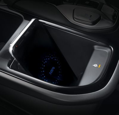 Detailní pohled na bezdrátové nabíjení v modelu Hyundai IONIQ Electric.