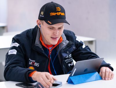 Le pilote Hyundai Motorsport Ott Tänak lors d’une interview