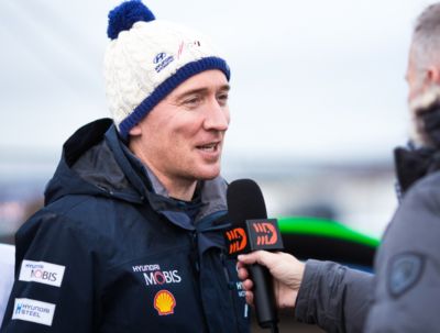 Paul Nagle pendant une interview au Rallye Arctique Finlande.