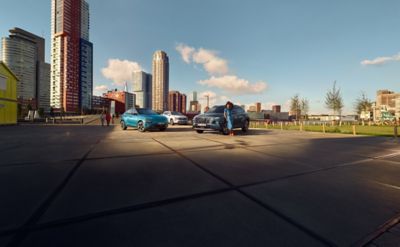 Panoramica di auto Hyundai parcheggiate in città