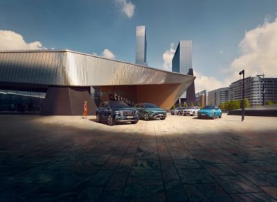 Immagine della gamma elettrificata Hyundai parcheggiata di fronte a un teatro