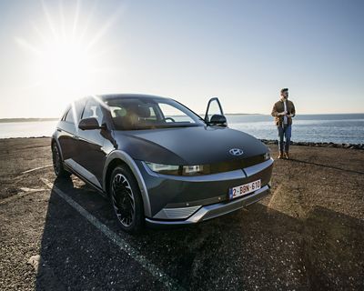 Hyundai IONIQ 5 voiture electrique devant un beau paysage.