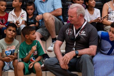 Leopoldo Satústregui conversa relajadamente con un grupo de niños en El Desierto  de los Niños.
