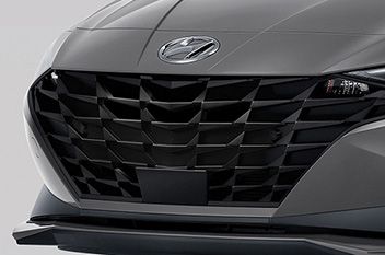 Nowy Hyundai Elantra – szeroki kaskadowy grill ze zintegrowanymi kierunkowskazami.