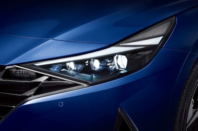 Nowe reflektory LED ze zintegrowanymi światłami do jazdy dziennej LED w Hyundaiu Elantra.