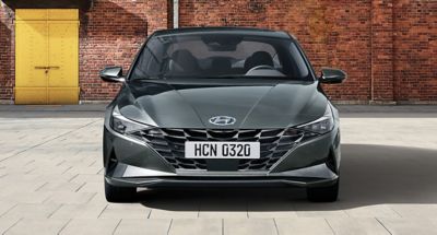 Nowy Hyundai Elantra pokazany z przodu uwypukla parametrycznym wzór klejnotu.