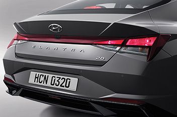 Nowy Hyundai Elantra – radykalnie przeprojektowane tylne lampy zespolone z żarówkami.