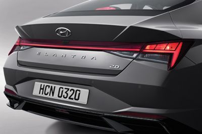 Nowy Hyundai Elantra – tylne lampy zespolone z żarówkami i listwą LED.