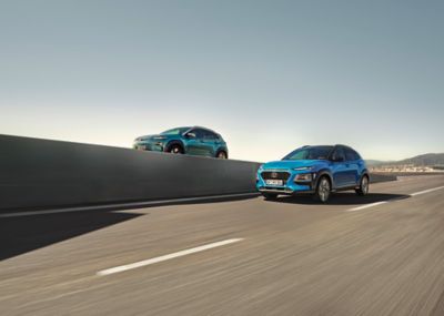 Les Hyundai KONA Electric et KONA Mild-Hybrid roulant côte à côte.