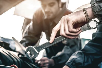 Mécanicien Hyundai travaillant sur un véhicule électrique.