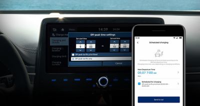 Touchscreen des Hyundai KONA Elektro und ein Smartphone mit Bluelink-App.