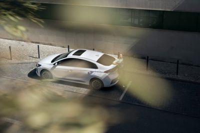 Biely Hyundai Ioniq electric