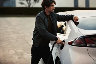 Un hombre cargando el Hyundai IONIQ.