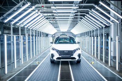 Nouvelle Hyundai IONIQ Plug-in dans une usine.