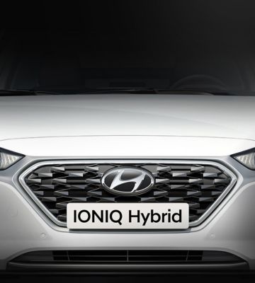 IONIQ Hybrid vyobrazený zepředu s novou maskou chladiče Hyundai.