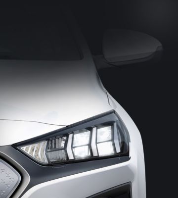 Pohled zblízka na celé LED světlomety u modelu Hyundai IONIQ Electric.