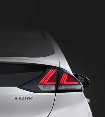 Detailní pohled na zadní LED kombinované žárovky nového modelu Hyundai IONIQ Electric.
