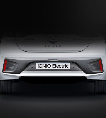 IONIQ Electric sett bakfra. Foto.