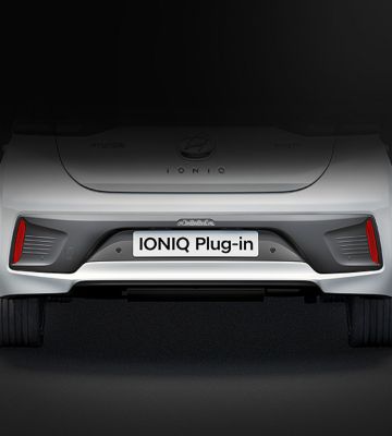 Vue arrière de la nouvelle Hyundai IONIQ plug-in.