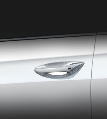 Hyundai IONIQ Electric widoczny z boku, z podkreśloną funkcją inteligentnego kluczyka. 