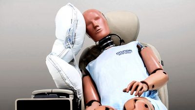 Un mannequin de crash-test protégé par un airbag dans une Hyundai.