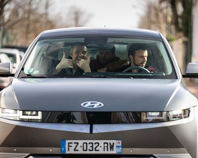 Hyundai KONA Electric traversant un pont en soirée.