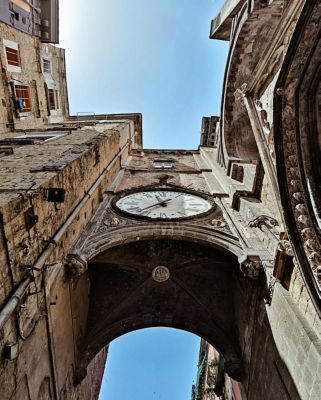 Immagine di città vista dal basso contenuto creato da utente