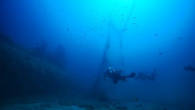 Buzos recuperan redes de pesca.