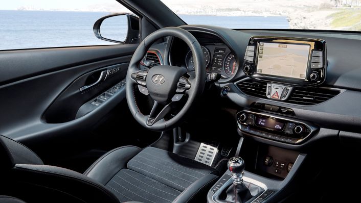 https://s7g10.scene7.com/is/image/hyundaiautoever/hyundai-i30-fastback-n-interior-jan2019-2:Single%20Image%20Mobile?wid=706&hei=398