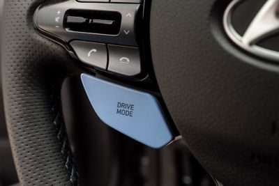 Detailný pohľad na tlačidlo prepínania jazdných režimov na volante modelu Hyundai i30 Fastback N.