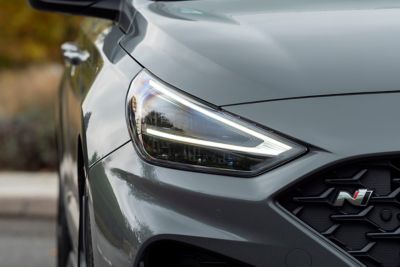 Close-up auf den linken Frontscheinwerfer eines Hyundai i30 Fastback N.